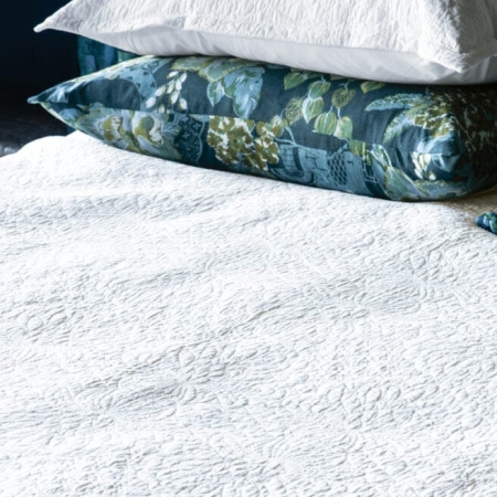Fontanella white duvet close up web