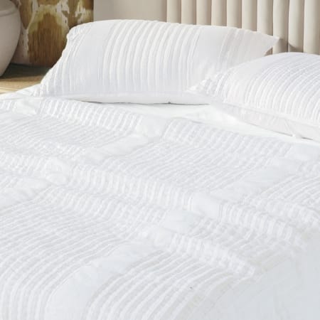 Puritsu white bedspread and pillowshams