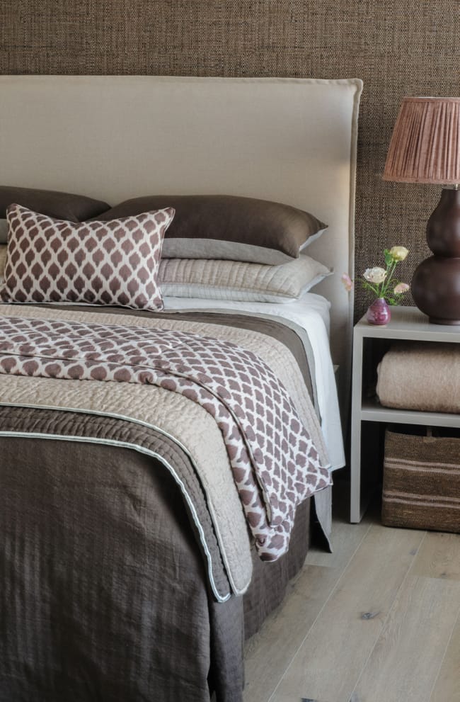 Meiya Cocoa with Appetto Cocoa, Ricamo Driftwood, Kasumi Rosewood and Orlare Natural Main Bed